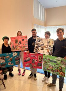 adolescentes con cartulinas