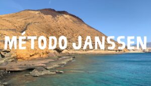 fotografía de montaña con mar